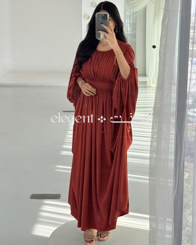 فستان لبانة استرتش بأكمام واسعة بقصة مكسّرة وأناقة...