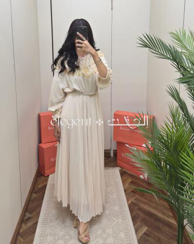 فستان شيفون بيج مطرز بالذهبي بأكمام واسعة