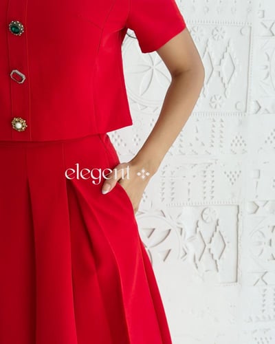 تيور احمر أنيق ببلوزة قصيرة وتنورة بقصة ناعمة