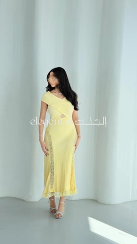 فستان شتوي مضلّب بالدانتيل بتصميم راقٍ وناعم