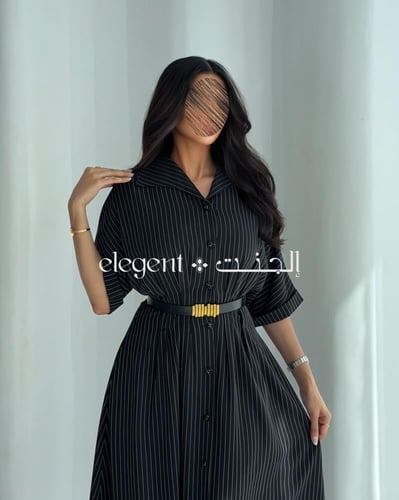 فستان أسود بأزرار أمامية وخطوط ناعمة