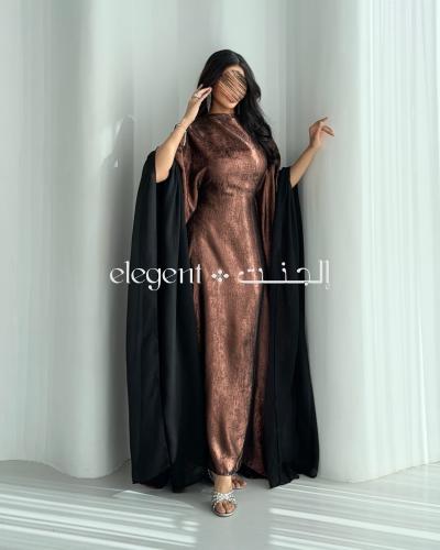 جلابية أنيقة بتصميم لامع وقصة انسيابية