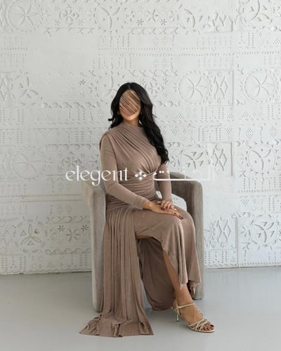 فستان سهرة بيج طويل بكسرات ناعمة وطيات جانبية