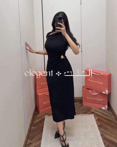فستان سهرة ناعم أسود بكتف مائل وتفاصيل حلقات ذهبية