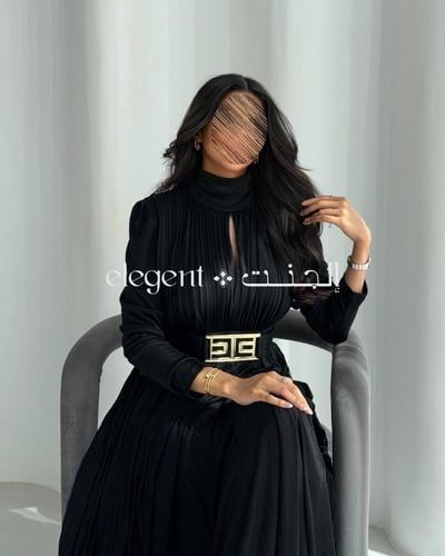 فستان أسود بليسيه بحزام ذهبي - تصميم أنيق للمناسبا...