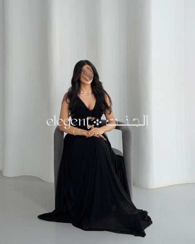 طقم سهرة أسود بكسرات ناعمة وتزيين فراشات ذهبية | ت...