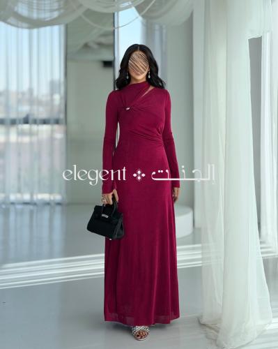 فستان سهرة ناعم توتي بتصميم مائل وبروش معدني أنيق...