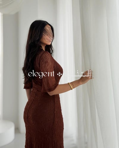 فستان دانتيل بني أنيق بقصة ناعمة وكسرات أمامية