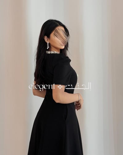 فستان اسود ميدي فخم بفصوص كريستالية وأكمام قصيرة أ...
