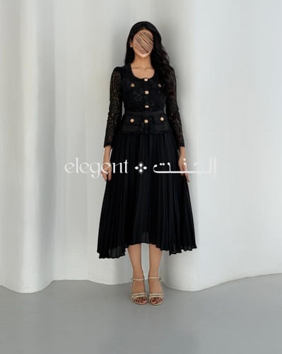 فستان أسود رسمي دانتيل مكسر بكم طويل وزرار ذهبية