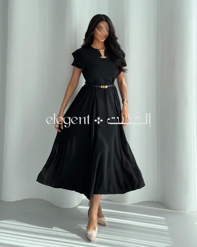 فستان أسود ناعم بكسرات جانبية وحزام أنيق