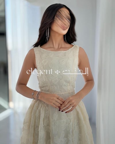 فستان ناعم سكري بتطريز ورود وترتر