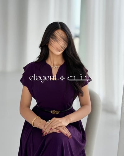 فستان بنفسجي ناعم بكسرات كلاسيكية وتفاصيل وردية ذه...