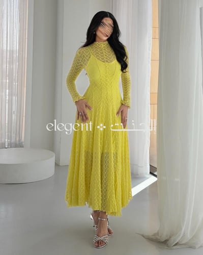 فستان دانتيل أصفر طويل بأكمام طويلة وقصة أنثوية نا...
