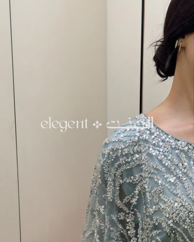 فستان سهرة أزرق فاتح مزين بالكامل بالترتر اللامع