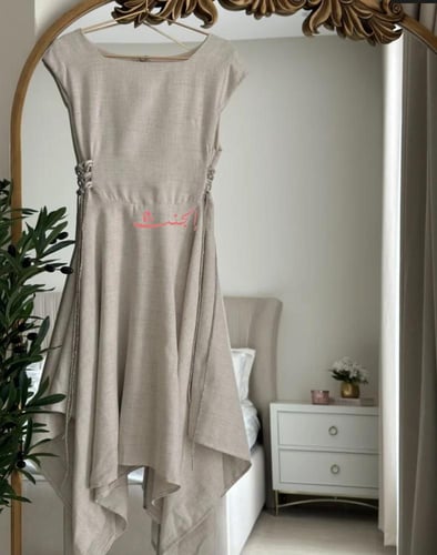 فستان الأميرات بتصميم غير متماثل وخصر مزين - لون س...