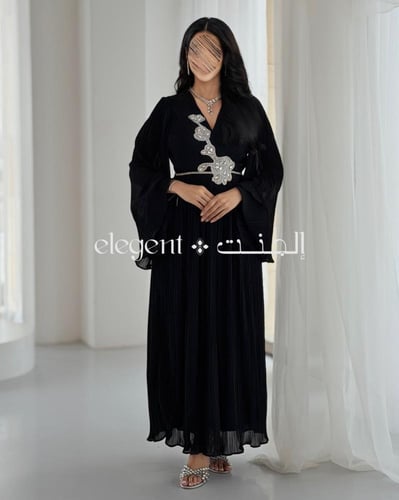 فستان سهرة اسود ملكي بكسرات كاملة وتطريز فخم