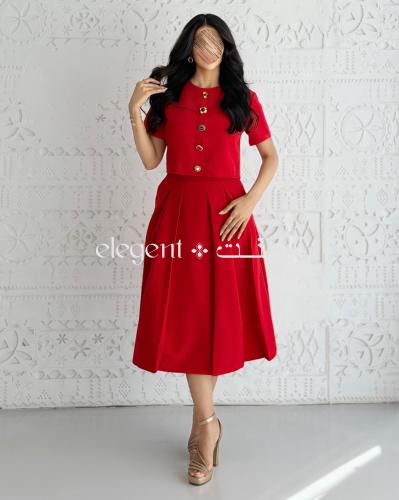 تيور احمر أنيق ببلوزة قصيرة وتنورة بقصة ناعمة