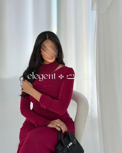 فستان سهرة ناعم توتي بتصميم مائل وبروش معدني أنيق...