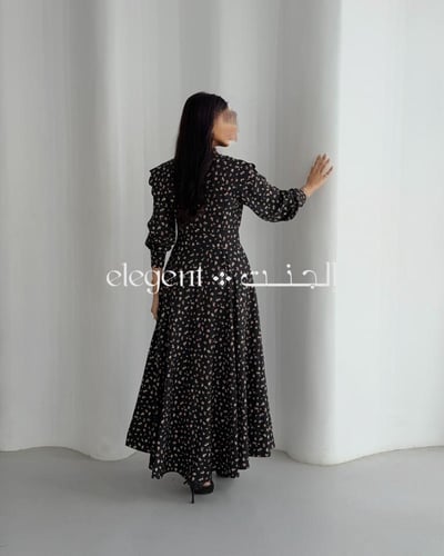 فستان أسود طويل بنقشة زهور مع ربطة عنق وزرار كامل...