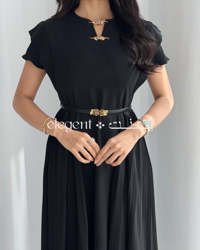 فستان أسود ناعم بكسرات جانبية وحزام أنيق