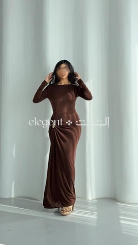 فستان استرتش طويل بقصة شد جانبي مع لمسة ذهبية فاخر...