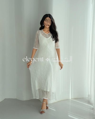 فستان دانتيل أنيق بقصة ناعمة وكسرات أمامية