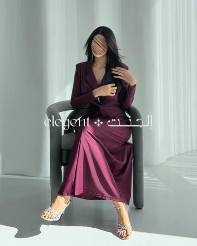 فستان عنابي أنيق بقصة صدر محددة