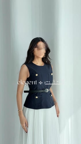 فستان كحلي بتصميم قطعتين مع لمسات ذهبية وحزام أسود...