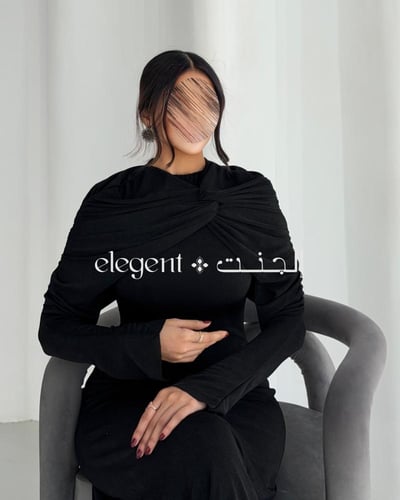 فستان سهرة أسود ناعم بقصة ضيقة بتفاصيل درابية على...