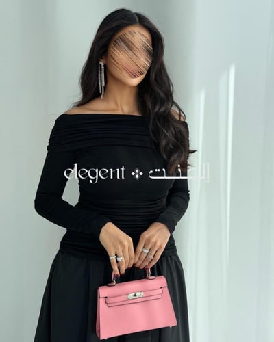 فستان أسود اوف شولدر بقصة أنثوية فاخرة