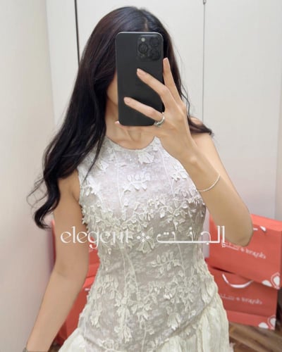 فستان سهرة ناعم سكري دانتيل بتطريز أنثوي