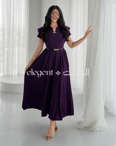 فستان بنفسجي ناعم بكسرات كلاسيكية وتفاصيل وردية ذه...