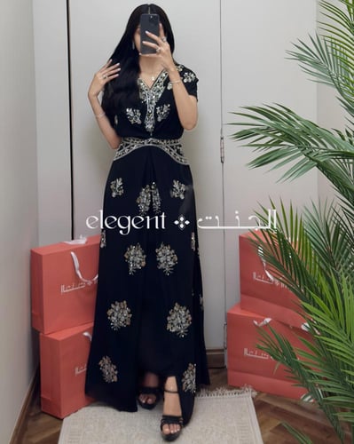 فستان أسود ملكي مطرز بالفضي بالكامل