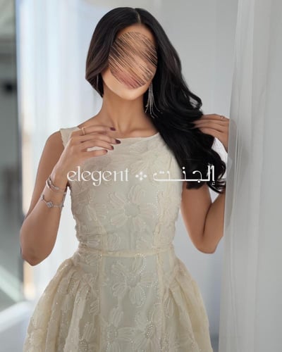 فستان ناعم سكري بتطريز ورود وترتر