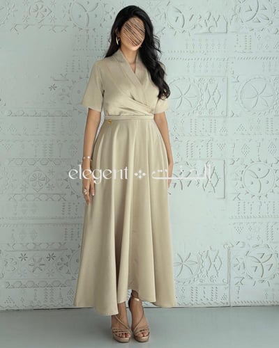 فستان أنيق بقصة لف مع أكمام ناعمة