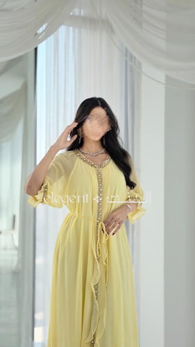 جلابية شيفون ناعمة بتطريز كريستال فاخر بلون أصفر ل...