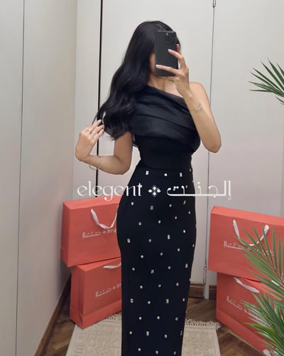 فستان أسود بكتف واحد مزين بكريستال