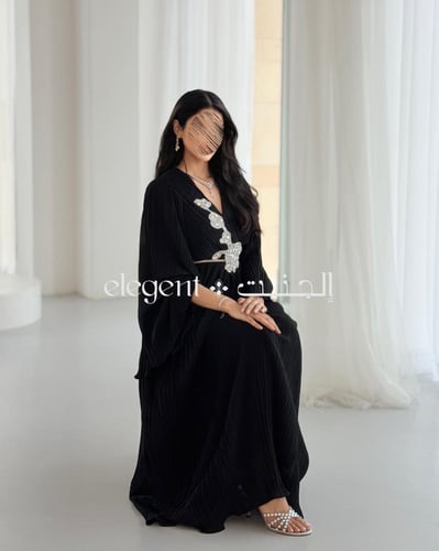 فستان سهرة اسود ملكي بكسرات كاملة وتطريز فخم