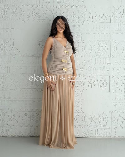 طقم سهرة نسائي بيج فاخر بتصميم بروشات ذهبية