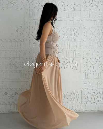 طقم سهرة نسائي بيج فاخر بتصميم بروشات ذهبية