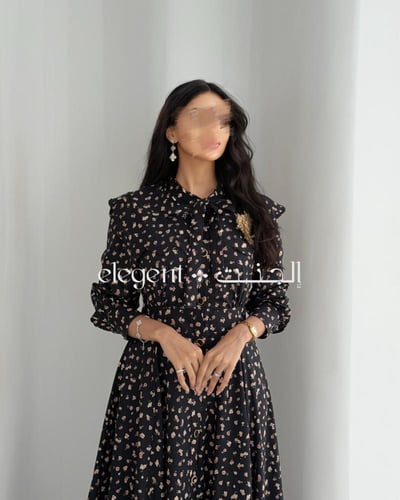 فستان أسود طويل بنقشة زهور مع ربطة عنق وزرار كامل...