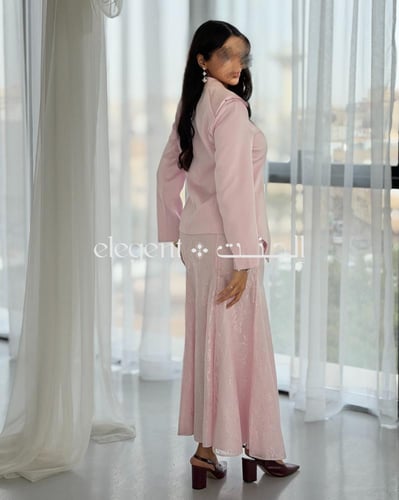 طقم روز لوكس الوردي بجاكيت سادة وتنورة دانتيل كامل...