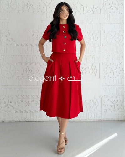 تيور احمر أنيق ببلوزة قصيرة وتنورة بقصة ناعمة