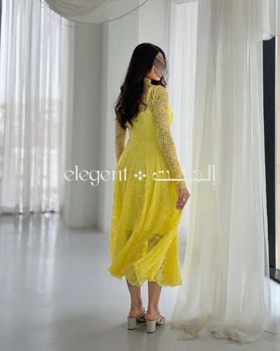 فستان دانتيل أصفر أنيق بأكمام طويلة وقصة واسعة