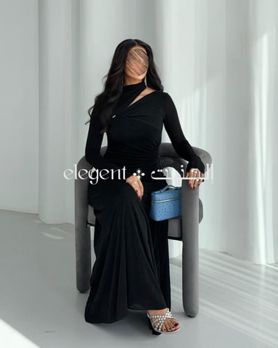 فستان سهرة ناعم طويل بلون أسود مع بروش فخم