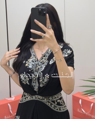 فستان أسود ملكي مطرز بالفضي بالكامل