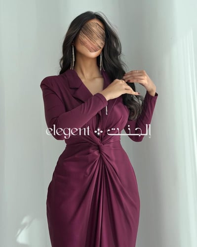 فستان عنابي أنيق بقصة صدر محددة