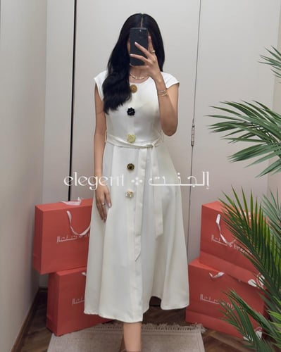 فستان أبيض أنيق مزين بوردات ملونة – تصميم ناعم وفخ...