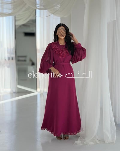 فستان نسائي طويل مزين بالورود بتصميم أنثوي راقٍ